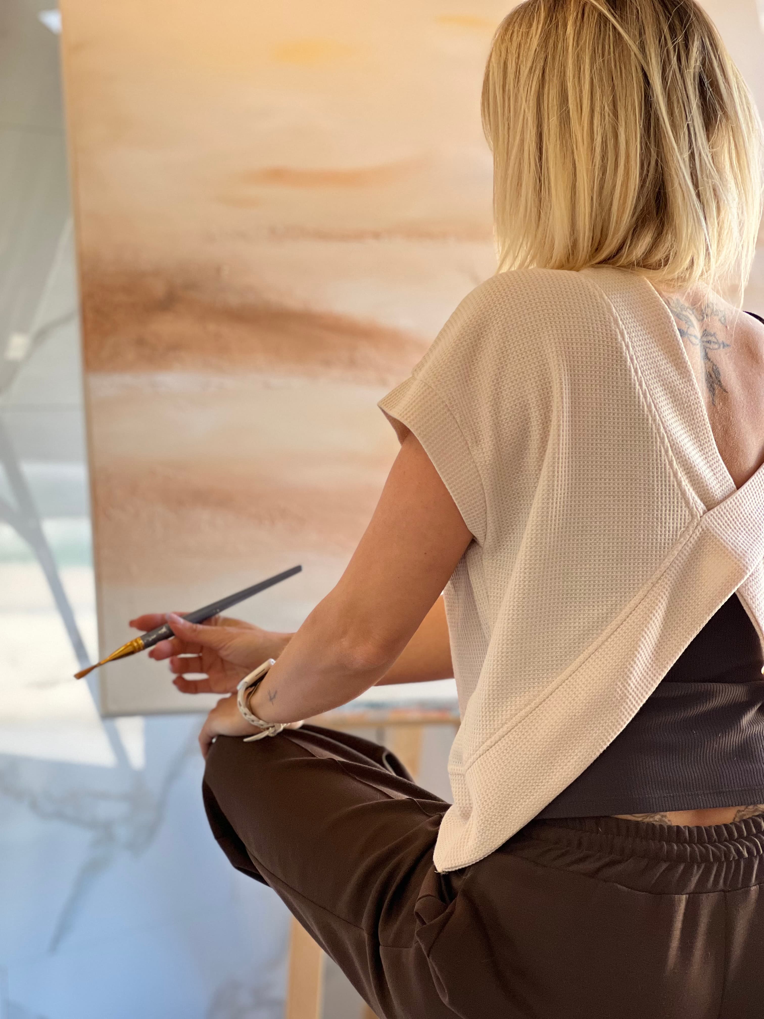 Sophie Delporte peignant une œuvre abstraite contemporaine — DS Cosy Art